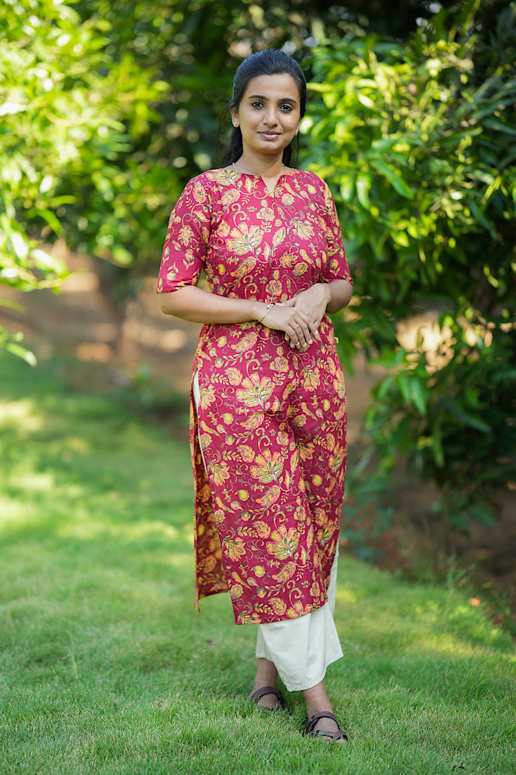 Side view of the deep pink Kalamkari print cotton kurti with side slits