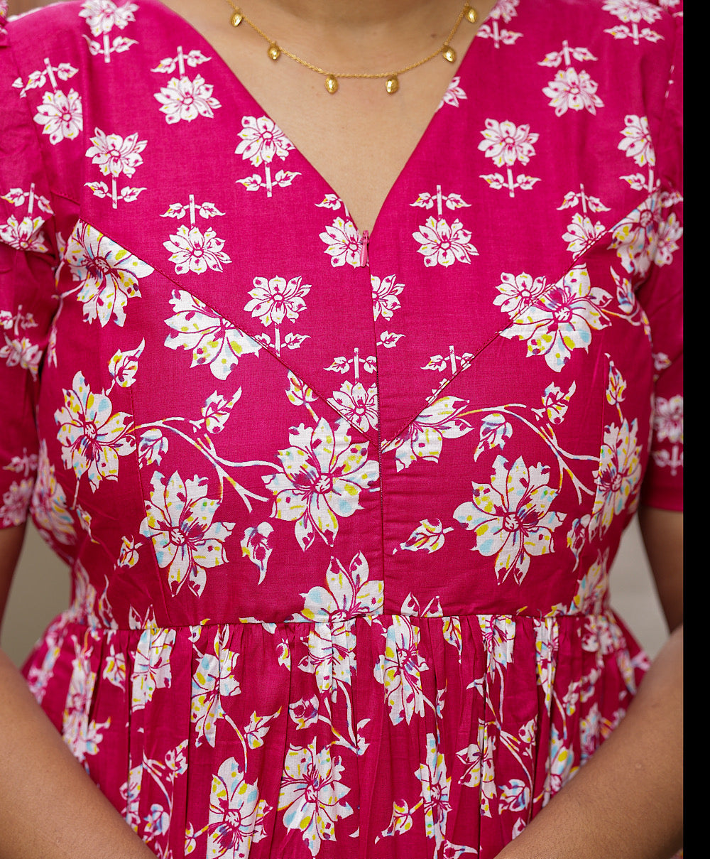 Detailed close-up of the V-neck and functional front zipper on the pink cotton maxi nighty.