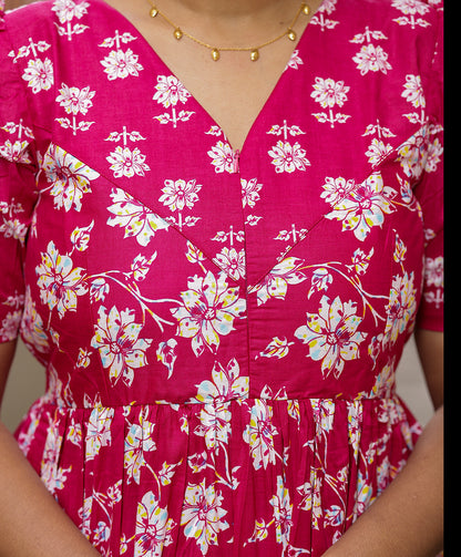 Detailed close-up of the V-neck and functional front zipper on the pink cotton maxi nighty.