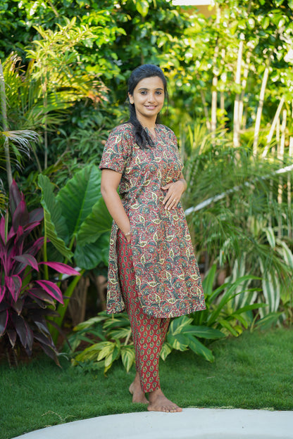 Side view of the cotton loungewear set showing the convenient side pocket on the printed tunic top.