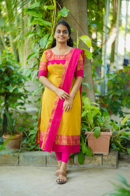 Sennila - Kurta with Pleated Dupatta