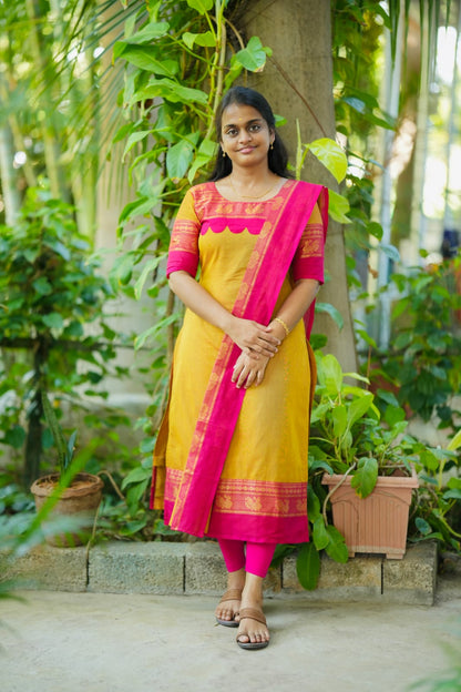 Sennila - Kurta with Pleated Dupatta