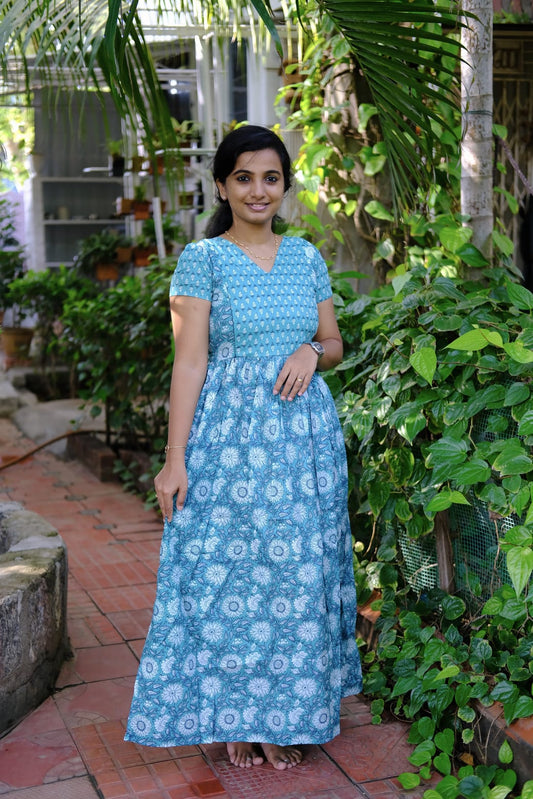 Comfortable teal blue printed cotton loungewear with V-neck and short sleeves, ideal for home or casual outings.
