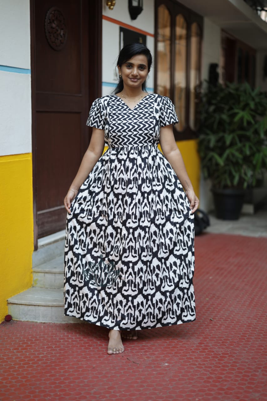 Mullai - Black & White Maxi Nighty