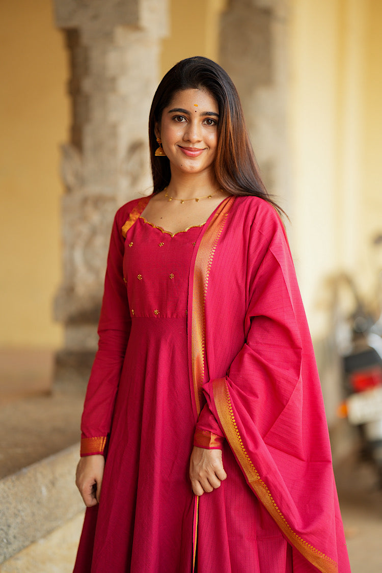 Close-up of the premium Mangalgiri cotton fabric and the matching dupatta draped over the shoulder.