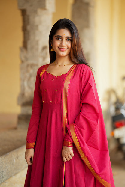 Close-up of the premium Mangalgiri cotton fabric and the matching dupatta draped over the shoulder.