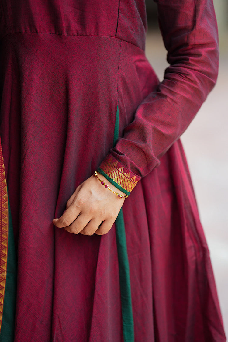 Detailed view of the sleeve cuff with green and gold Paithani zari border.