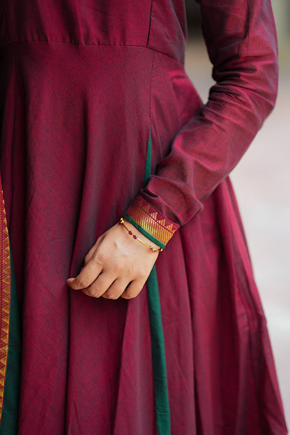 Detailed view of the sleeve cuff with green and gold Paithani zari border.