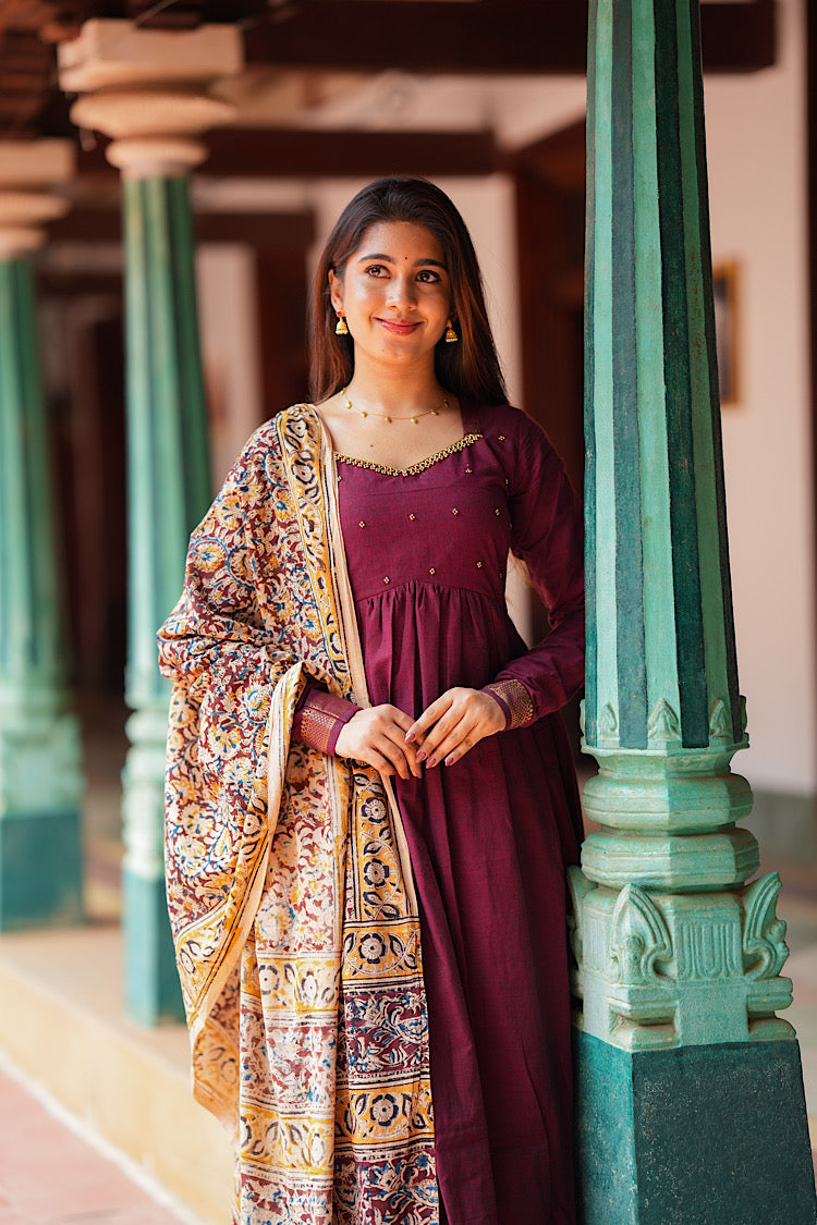 Close-up of the maroon alia cut cotton kurti set highlighting the sweetheart neckline and Kalamkari dupatta