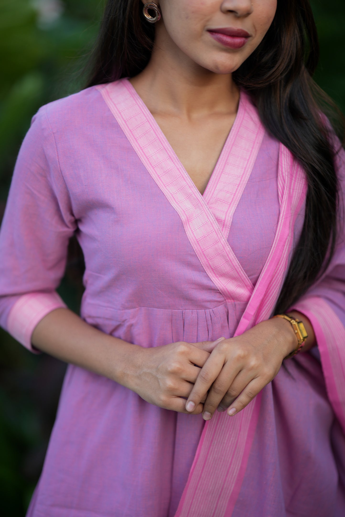Detailed view of the crossover V-neckline with pink border on the lilac cotton kurti.