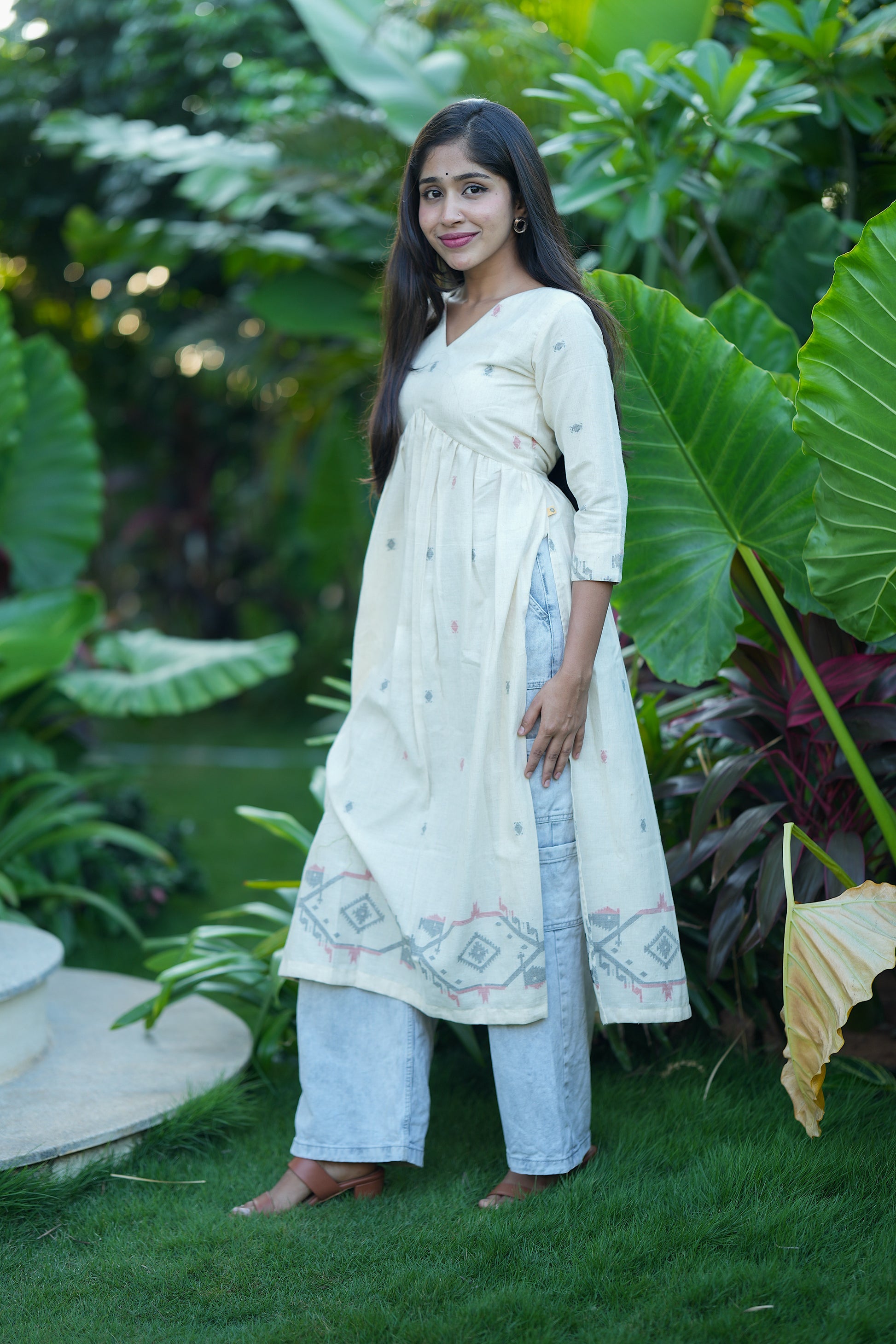 Side view of the off-white handloom cotton alia cut kurti showing the side slit and gathers