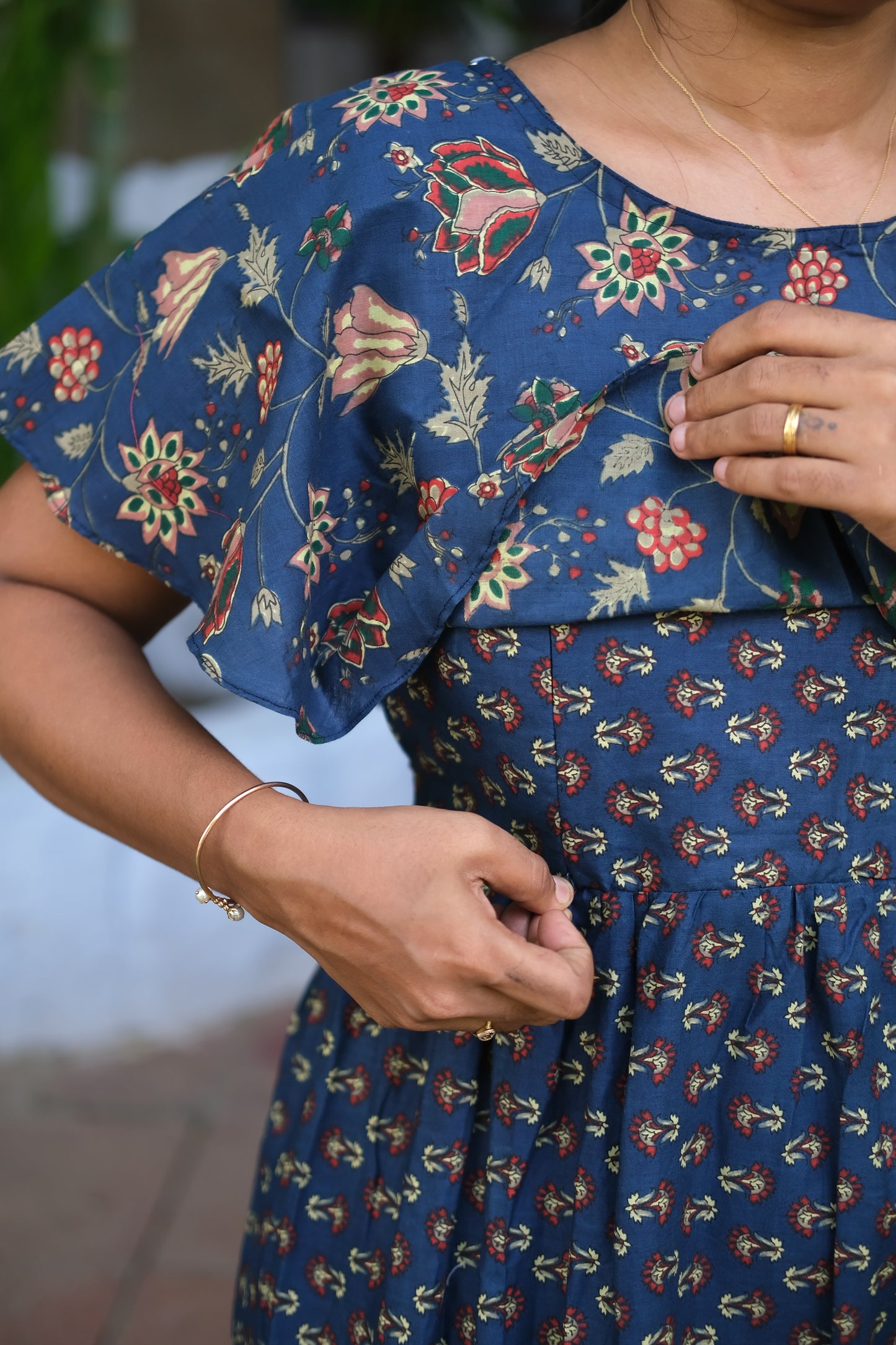 Close-up of the hidden feeding zip and waist tie on the cotton nighty with dupatta