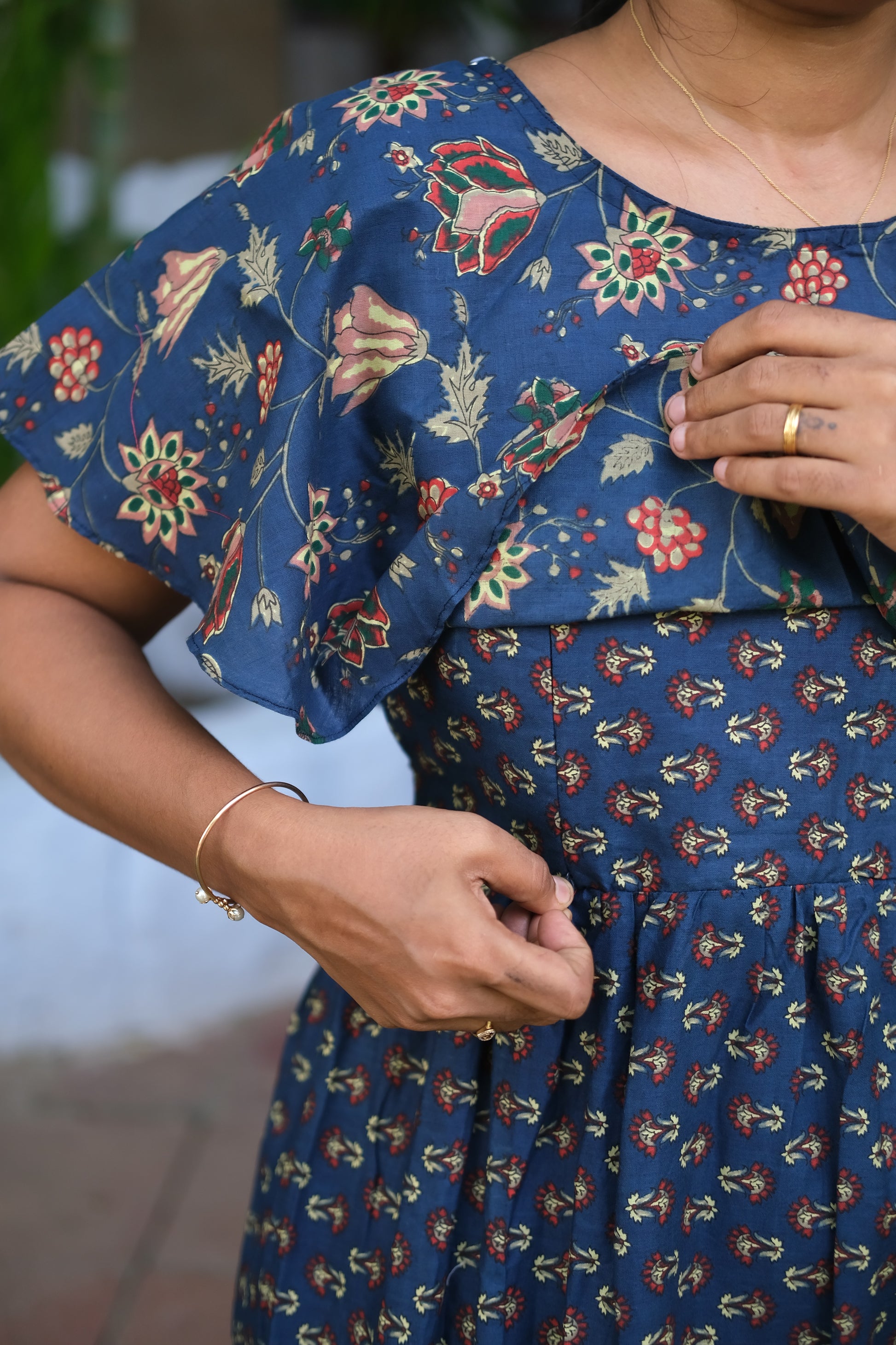 Close-up of the hidden feeding zip and waist tie on the cotton nighty with dupatta