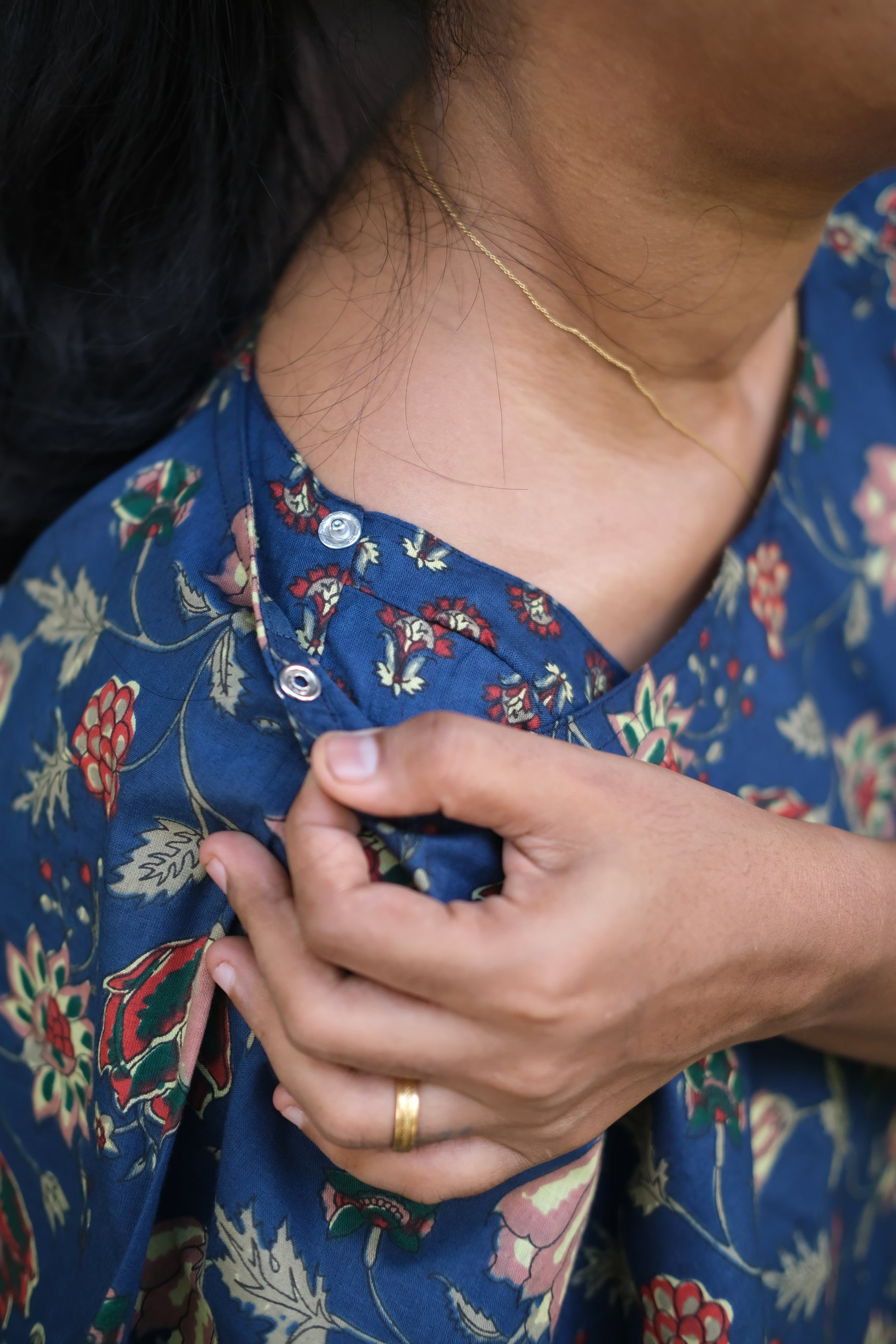 Detail of the snap buttons on the shoulder of the detachable dupatta cape