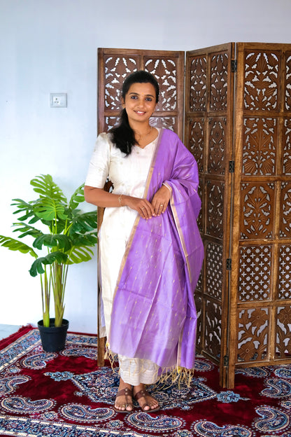raw silk kurti set featuring an off white straight-fit kurti and matching trousers paired with a lavender dupatta